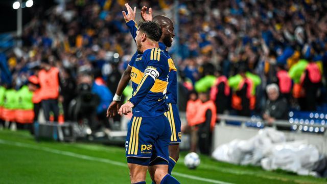 Enner Valencia festeja con Leandro Paredes. El ecuatoriano marcó los tres goles de Boca a Racing para la clasificación a semifinales de Copa Argentina.