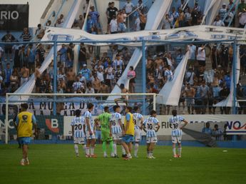 Racing de Nueva Italia: un hincha saltó al campo de juego y el partido estuvo suspendido 20 minutos