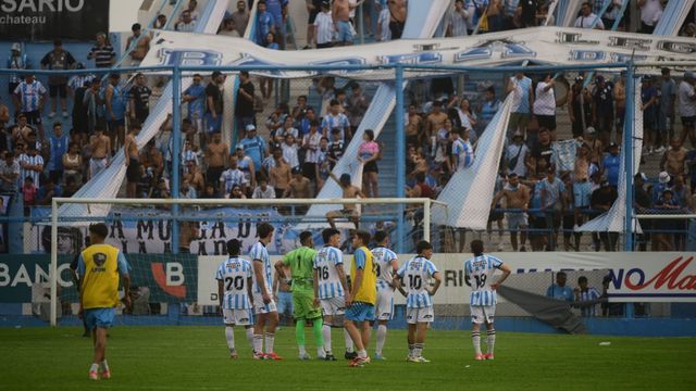 Un hincha saltó al campo de juego en Nueva Italia y encaró al arquero de Racing.