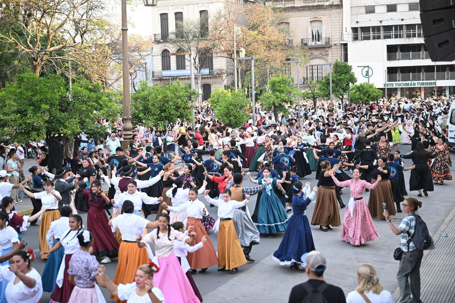 El folclore tucumano fue el centro de la escena en el marco del 66° Septiembre Musical, con la presencia del gobernador y su gabinete.