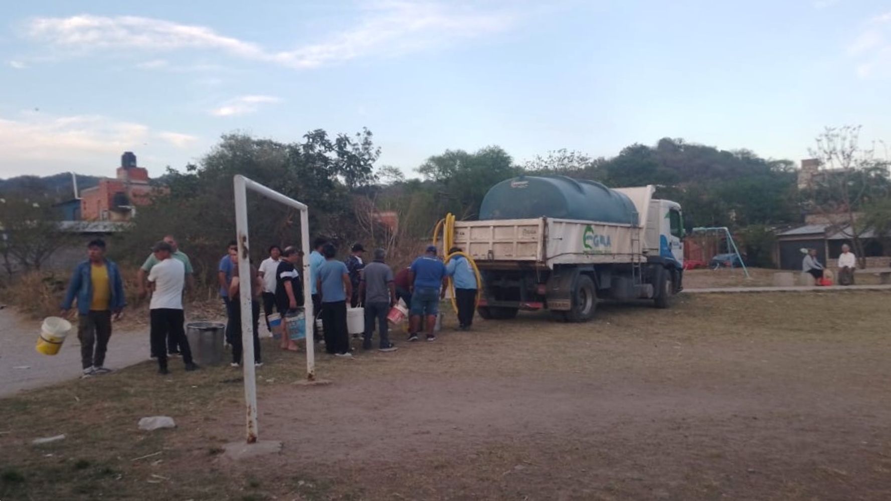 La empresa estatal estima que el servicio se normalizará alrededor de las 18:00 de este domingo. Mientras tanto, se encuentra habilitado el Protocolo de Asistencia para Puntos Críticos y otros sectores afectados por la baja de presión en la red de agua potable.
