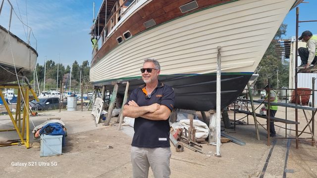 Carlos “Chino” Monti, director de Costanera 241 Viajes y Turismo e impulsor de Paraná Tu Río, y su proyecto alrededor del barco Renacido.