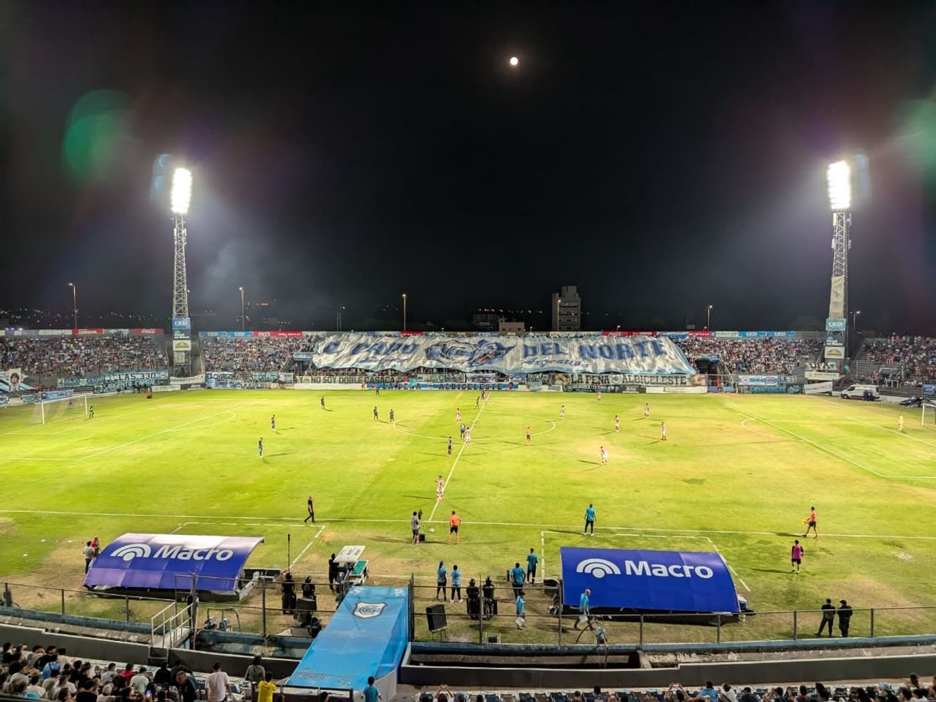 Como es habitual, en el entretiempo se desplegó la gigantesca bandera que alienta al equipo, que en el segundo tiempo remontó un 0-2 que parecía demoledor.