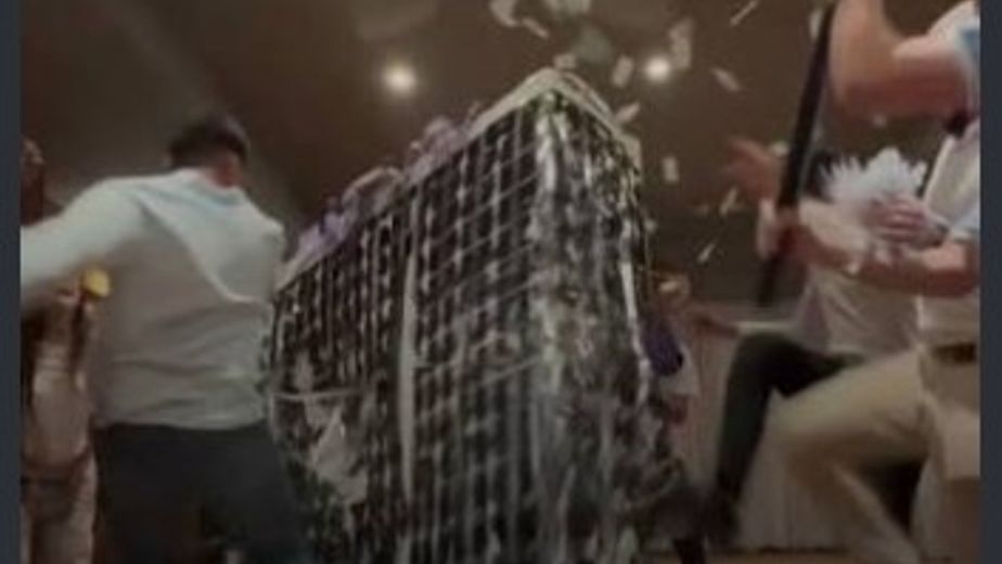 Jóvenes de La Libertad Avanza destruyeron una maqueta de la Legislatura de Tucumán