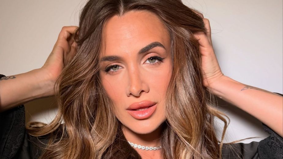 Cami Homs apostó por el color de la temporada y dio cátedra de estilo con dos looks en tendencia