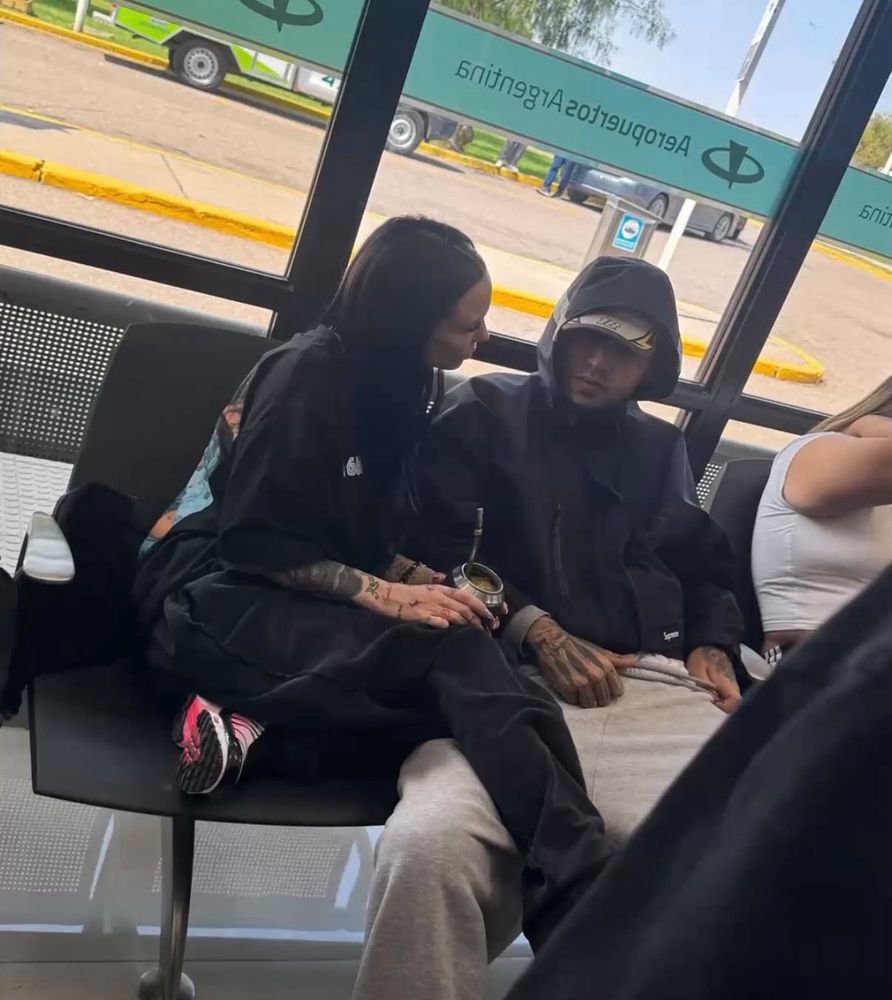 La Joaqui y Tiago PZK a los besos en el aeropuerto: el polémico detalle que desató una ola de críticas