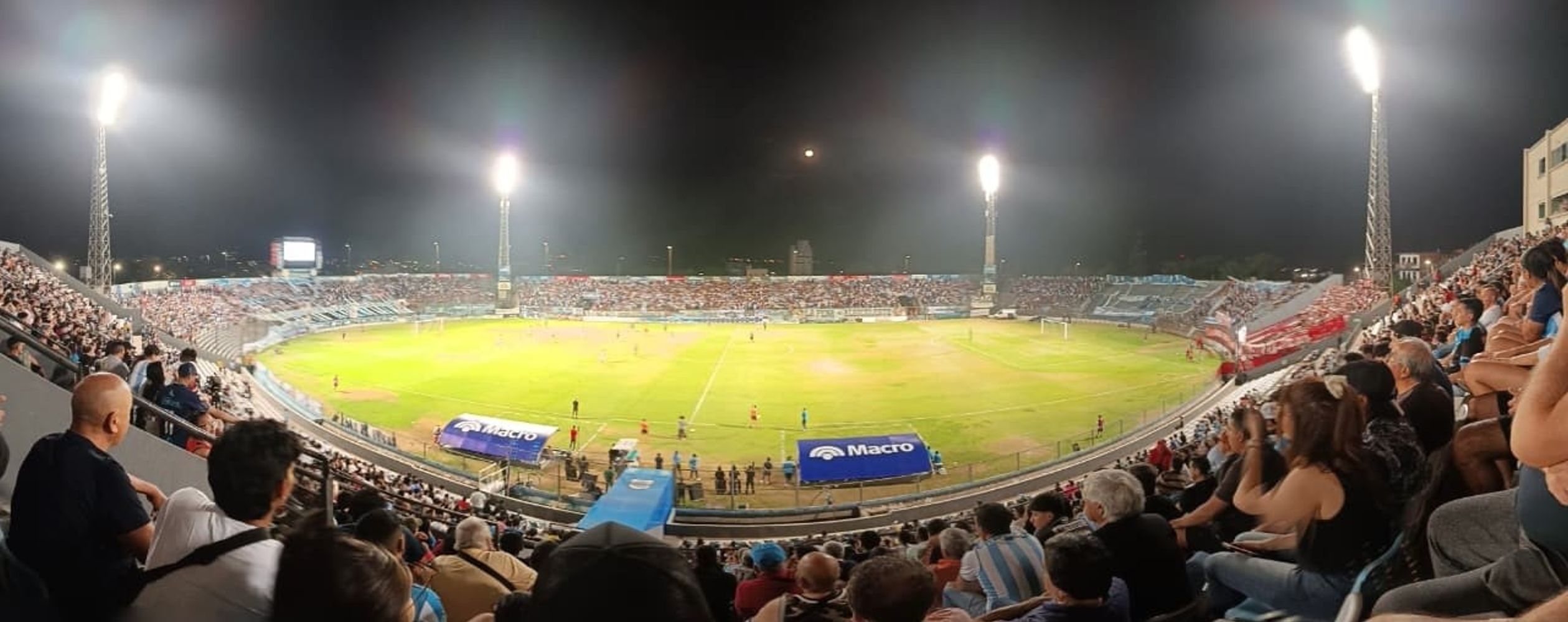 El apoyo de los hinchas y simpatizantes se hizo sentir en el estadio "23 de Agosto" este domingo. Al público habitual se sumó la concurrencia de los carroceros de la Fiesta de los Estudiantes, que pudieron ingresar gratis al estadio "23 de Agosto".