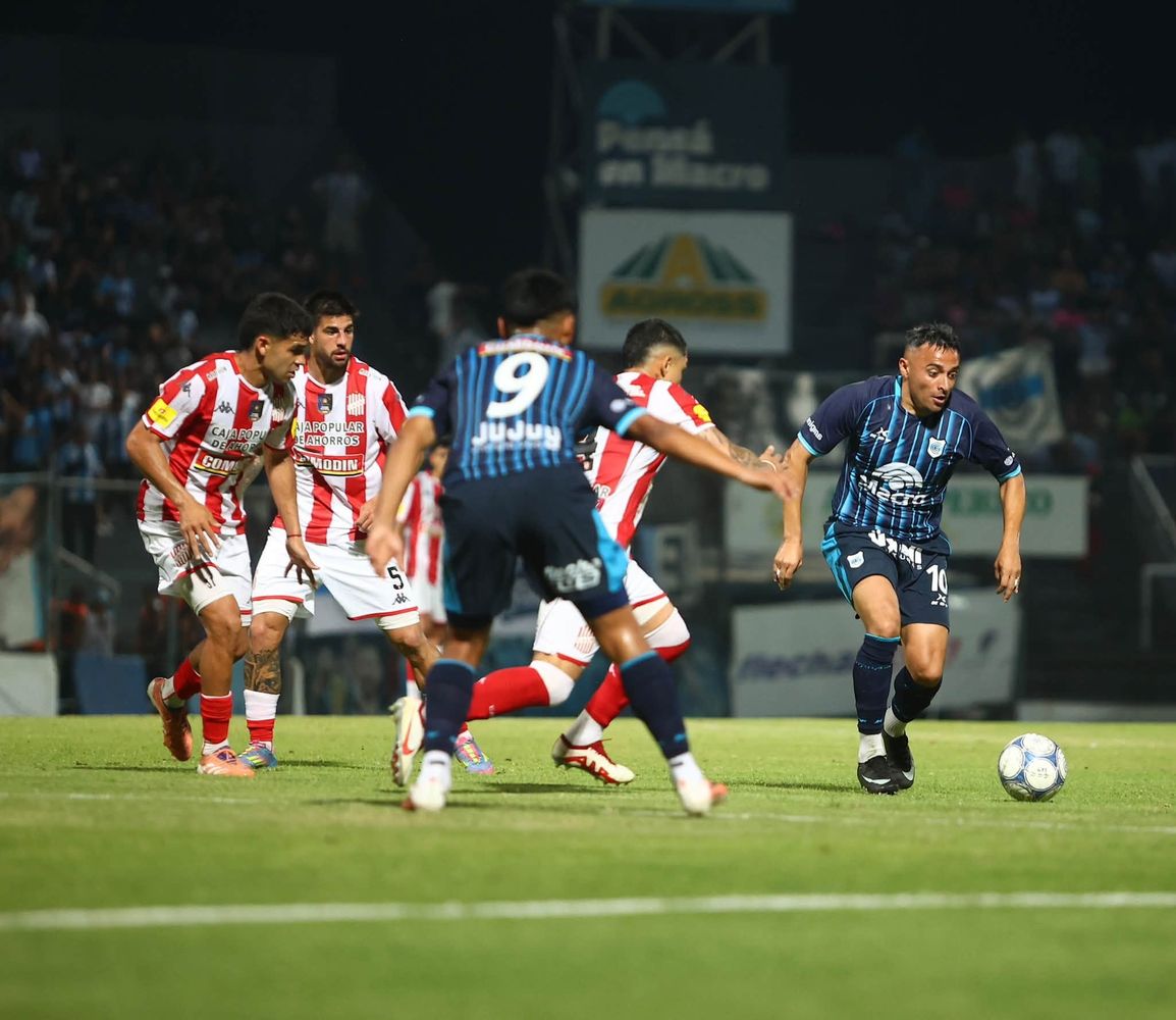 Un clásico de emociones se jugó en la noche del domingo: Gimnasia y Esgrima de Jujuy remontó un 0-2, pero no pudo derrotar a San Martín y quedó a tres puntos del líder.
