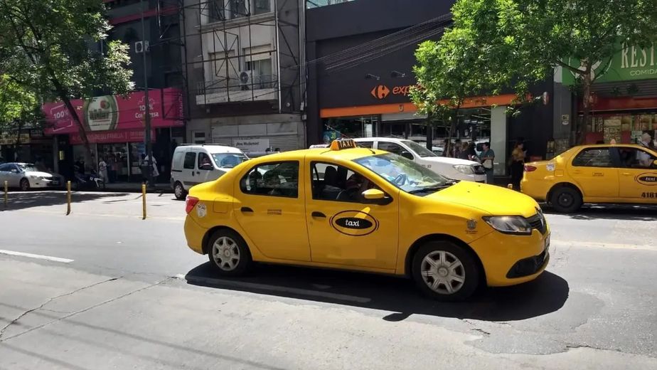 Una mujer saltó de un taxi en Córdoba y denunció un intento de secuestro