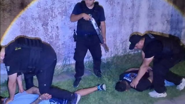 El sospechoso del crimen de Fabiana Páez se resistió al procedimiento y fue reducido. Le secuestraron además un cargador, municiones y ropa.