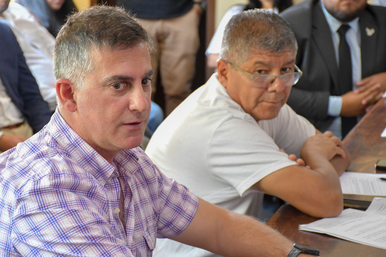 Marcos Santos, director general de Planeamiento Urbano y Ordenamiento Territorial de la Municipalidad capitalina, y el director de Infraestructura Municipal, Roberto Omar Gerónimo, en la reunión con los concejales de la ciudad.