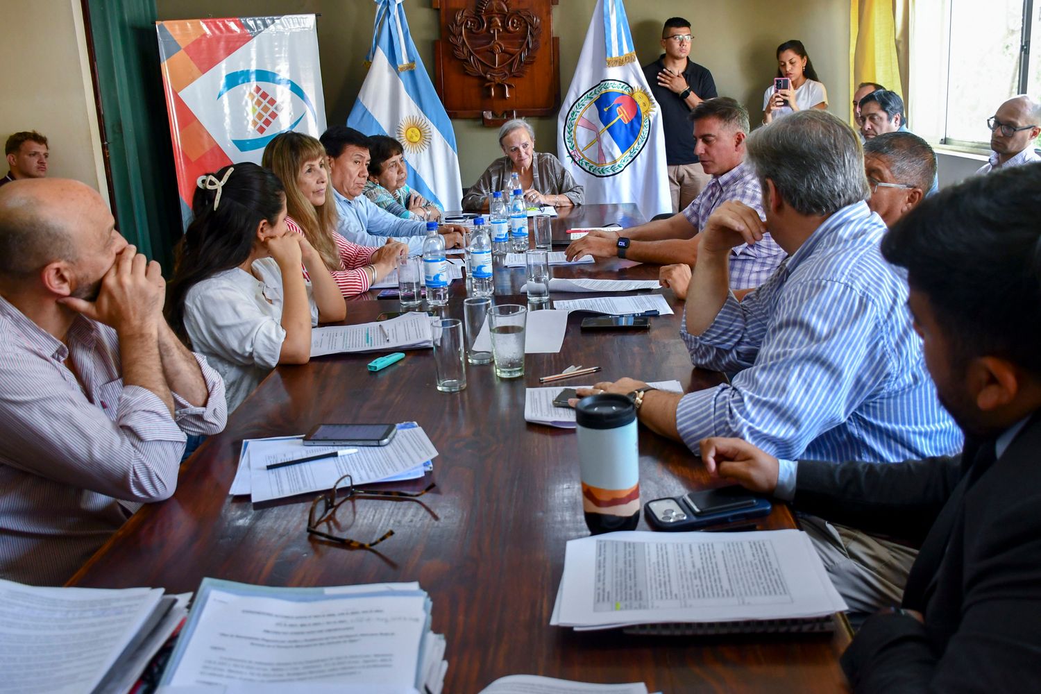 Concejales y funcionarios municipales se reunieron con el objetivo de evaluar alternativas y sumar aportes técnicos a proyectos en debate referidos a la problemática de los cables tendidos en altura la ciudad.