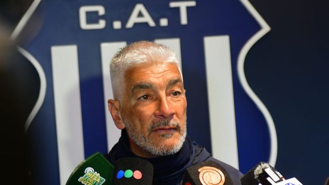 Omar De Felippe, con todos los sentidos puestos en la recuperación de Talleres en el clásico ante Belgrano.