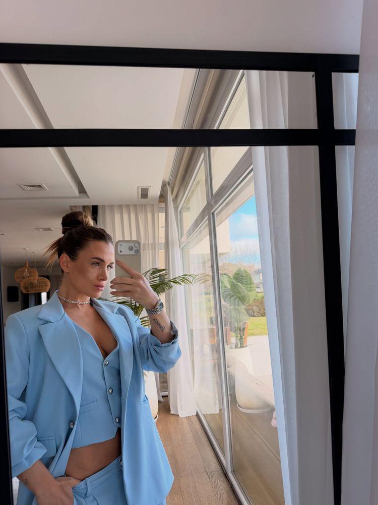 Cami Homs apostó por el color de la temporada y dio cátedra de estilo con dos looks en tendencia