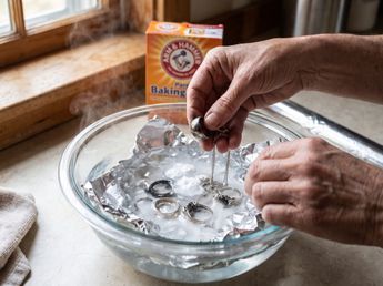 Bicarbonato de sodio, sal y agua en papel de aluminio: para qué se sirve y en qué casos lo recomiendan usar