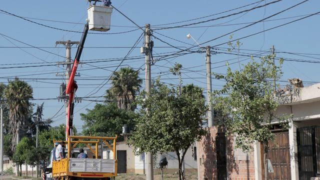 Cables del servicio eléctrico, de televisión, de telefonía y de videovigilancia cuelgan sobre las cabezas de los vecinos, provocando un grave problema de contaminación visual.