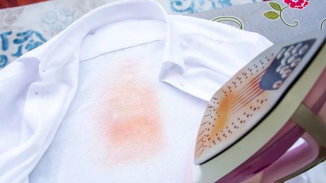 Las expertas en limpieza son contundentes: "Para quitar las manchas quemadas de la plancha mezcla dos cucharadas de bicarbonato con agua"