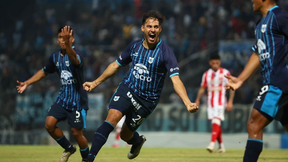 El grito de gol de Bianchi contrasta con la decepción de un jugador visitante, en segundo plano. El empate sumó un punto, pero no disimula el desconcierto del primer tiempo.