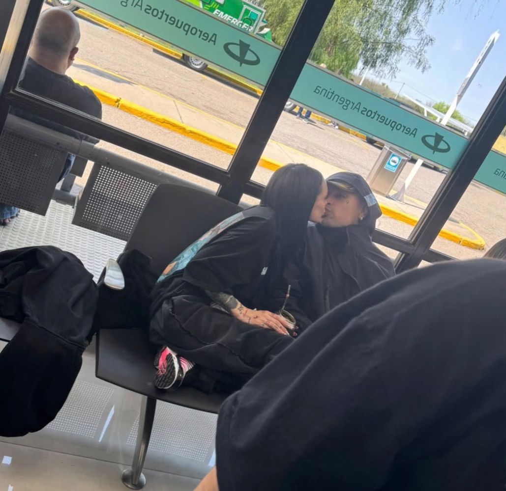 La Joaqui y Tiago PZK a los besos en el aeropuerto: el polémico detalle que desató una ola de críticas