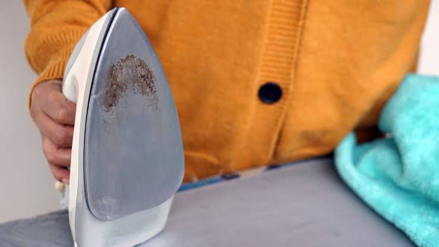 Las expertas en limpieza son contundentes: "Para quitar las manchas quemadas de la plancha mezcla dos cucharadas de bicarbonato con agua"