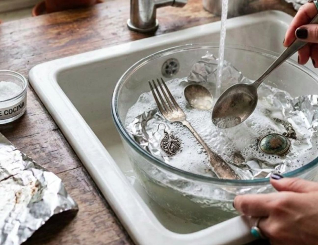Bicarbonato de sodio, sal y agua en papel de aluminio: para qué se sirve y en qué casos se recomienda usarlo