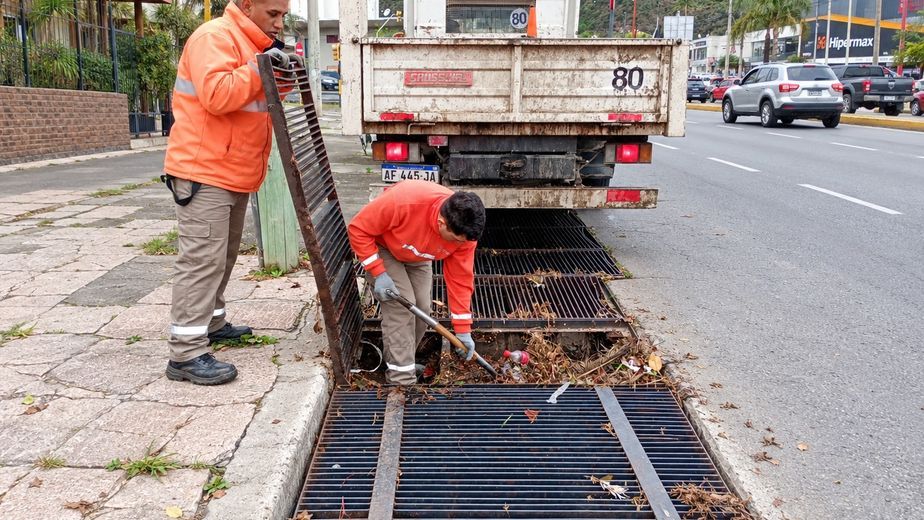Continúan las tareas de limpieza de desagües tras el temporal en Carlos Paz.