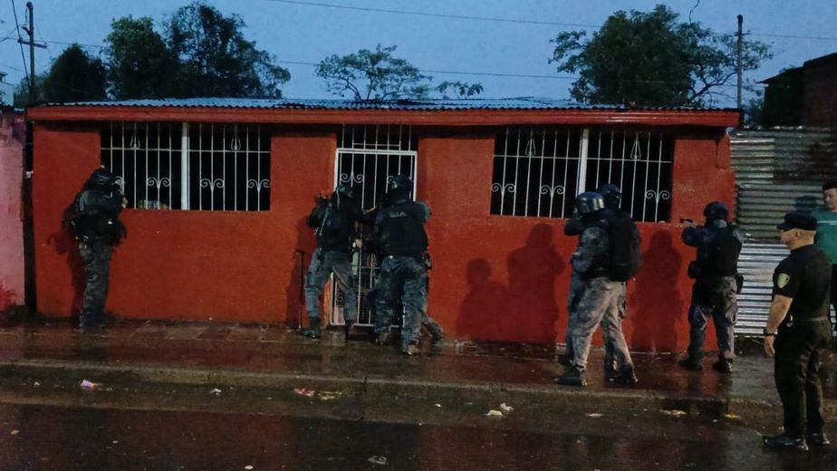 Joven murió durante un allanamiento en Posadas: según la policía habría ingerido droga para ocultarla