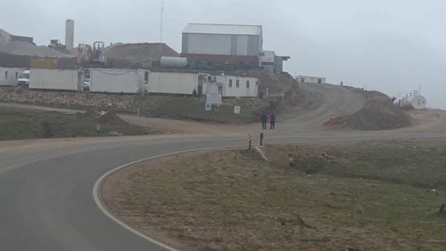 El hombre, de 62 años, murió tras una caída en moto. Peritos y sumariantes trabajaron en la escena.
