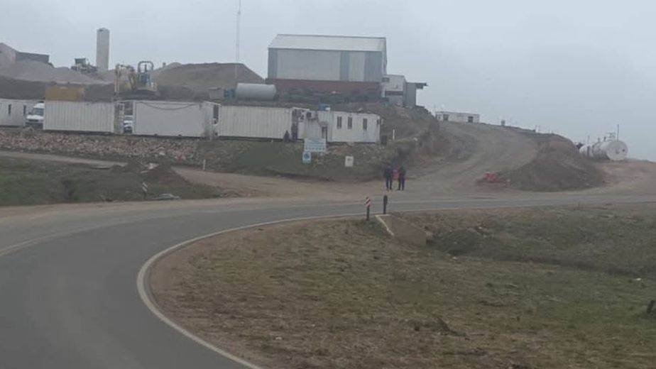 El hombre, de 62 años, murió tras una caída en moto. Peritos y sumariantes trabajaron en la escena.