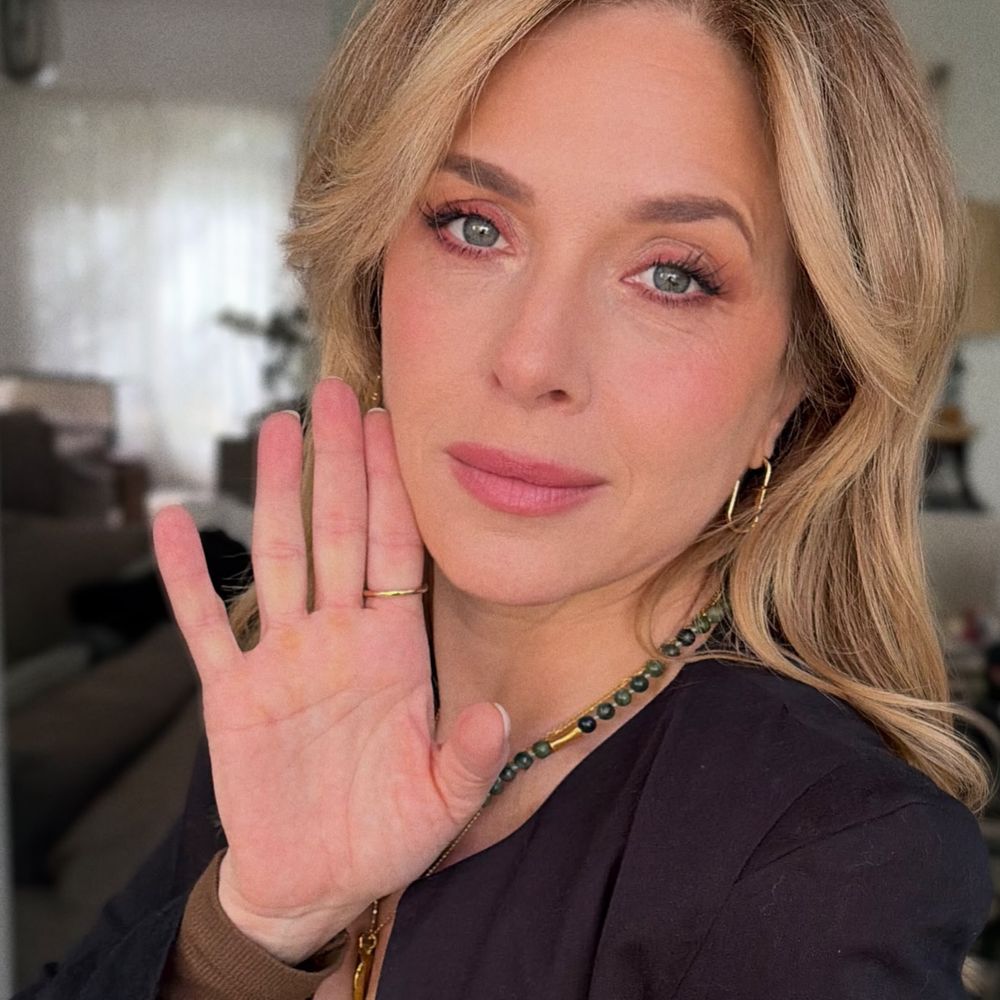 Carla Peterson combinó una falda larga denim con la chaqueta en tendencia y dio cátedra de estilo