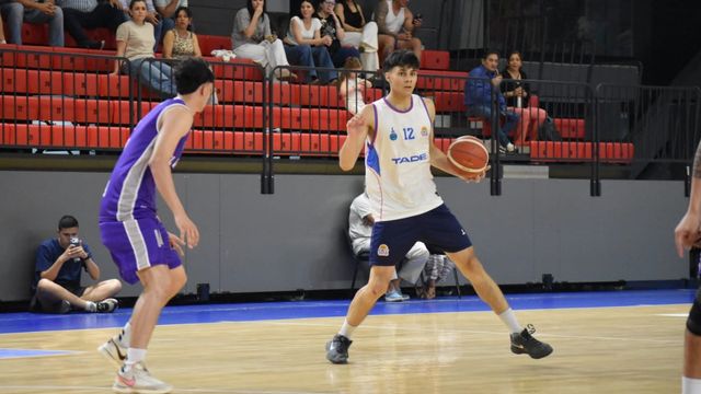 El jujeño Tiago Nistal tuvo minutos en cancha durante el partido amistoso de pretemporada que Jujuy Básquet jugó en la capital provincial con El Carmen Básquet.