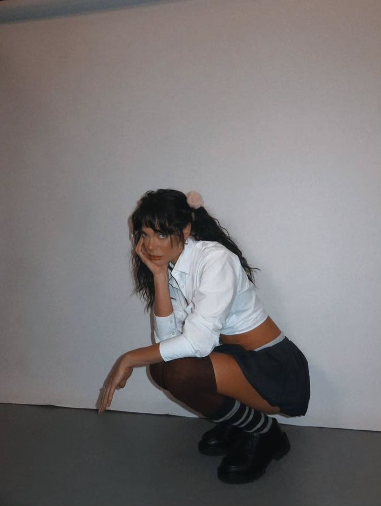 Emilia Attias posó con un outfit estilo colegiala y se robó todas las miradas