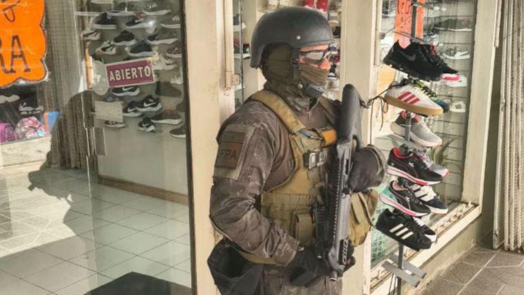 Ocultaban drogas en zapatillas en Córdoba.