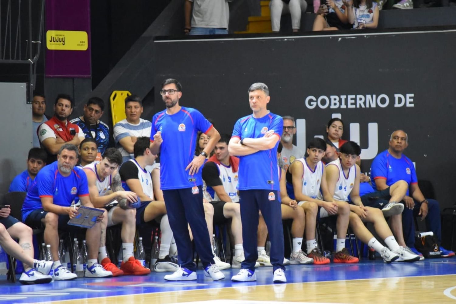 El lunes por la noche el quinteto que dirige Guillermo Tasso (der.) se impuso ante El Carmen Básquet por 104 a 77, en el "test match" desarrollado en el estadio de la Federación Jujeña de Básquet.