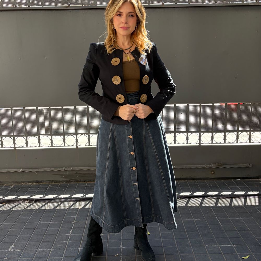 Carla Peterson combinó una falda larga denim con la chaqueta en tendencia y dio cátedra de estilo