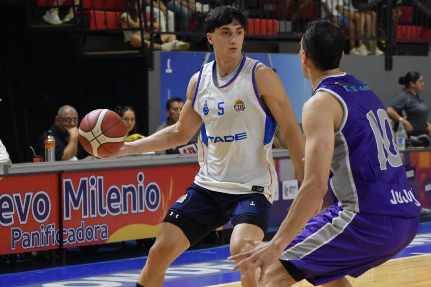 En acción Lucas Di Muccio, una de las incorporaciones en la nueva formación de Jujuy Básquet para la temporada 2026/2027.