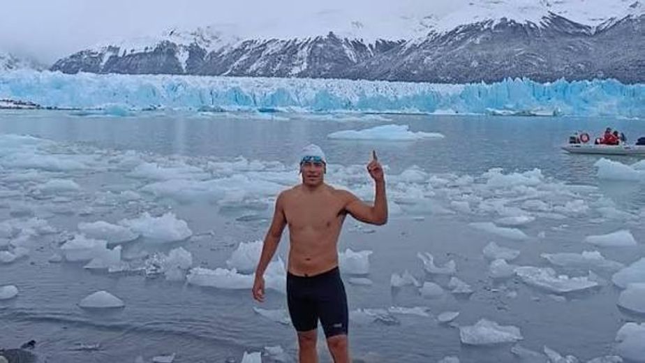 Con tres bronces en la Copa del Mundo disputada en el Perito Moreno, el nadador se convirtió en el primer tucumano en lograrlo.