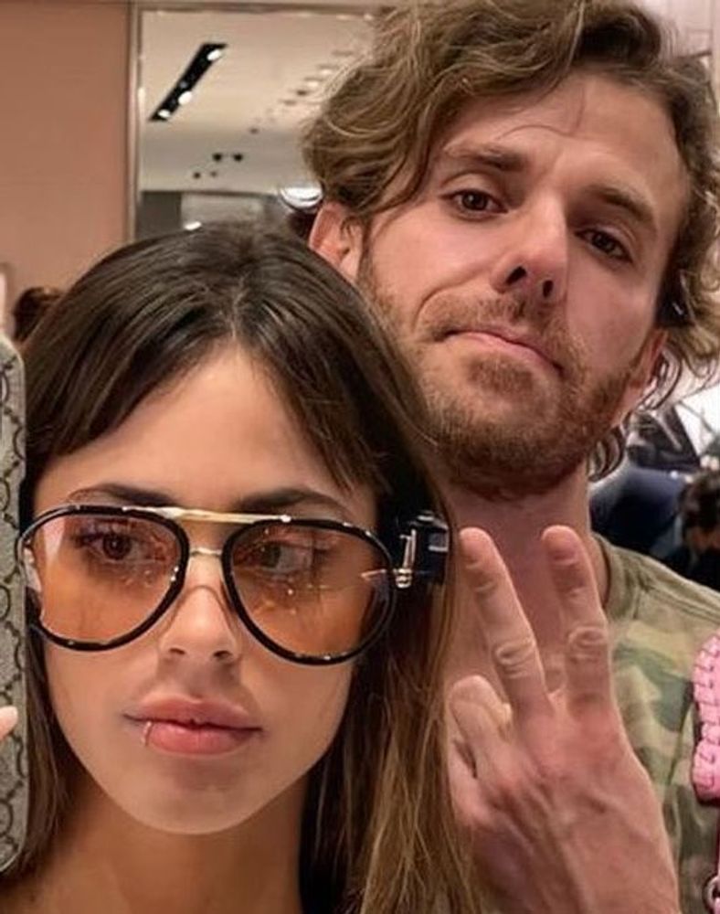 Quién es el productor detrás de la fuerte pelea entre Tini Stoessel y Emilia Mernes