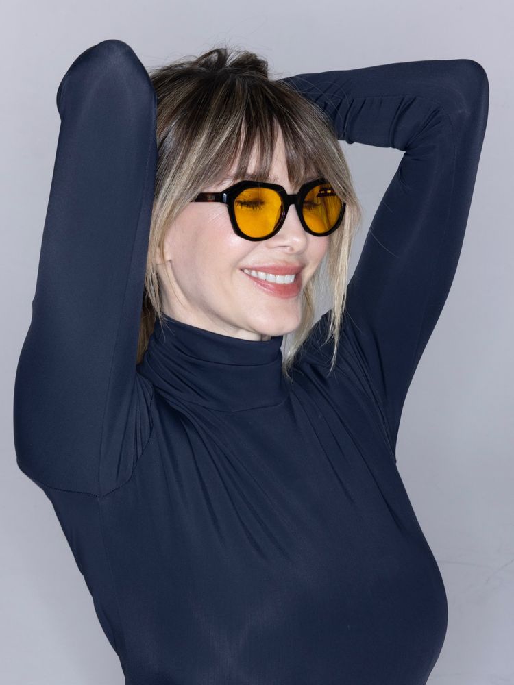 Campera oversized, botas de reptil y leggings: Guillermina Valdés arrasó con un look total black en tendencia