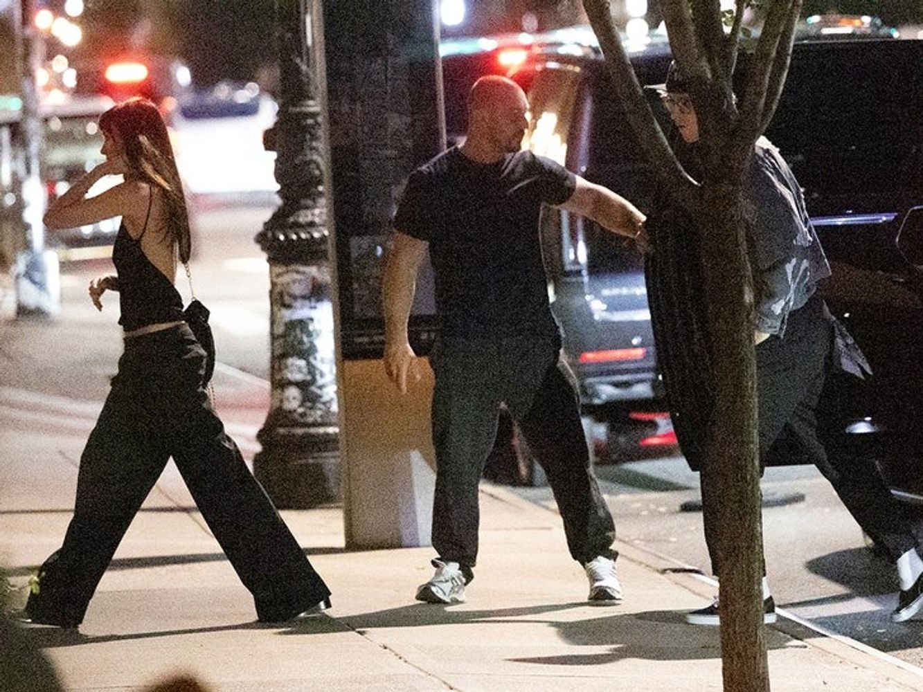Dakota Johnson y Machine Gun Kelly sorprendidos en Nueva York.