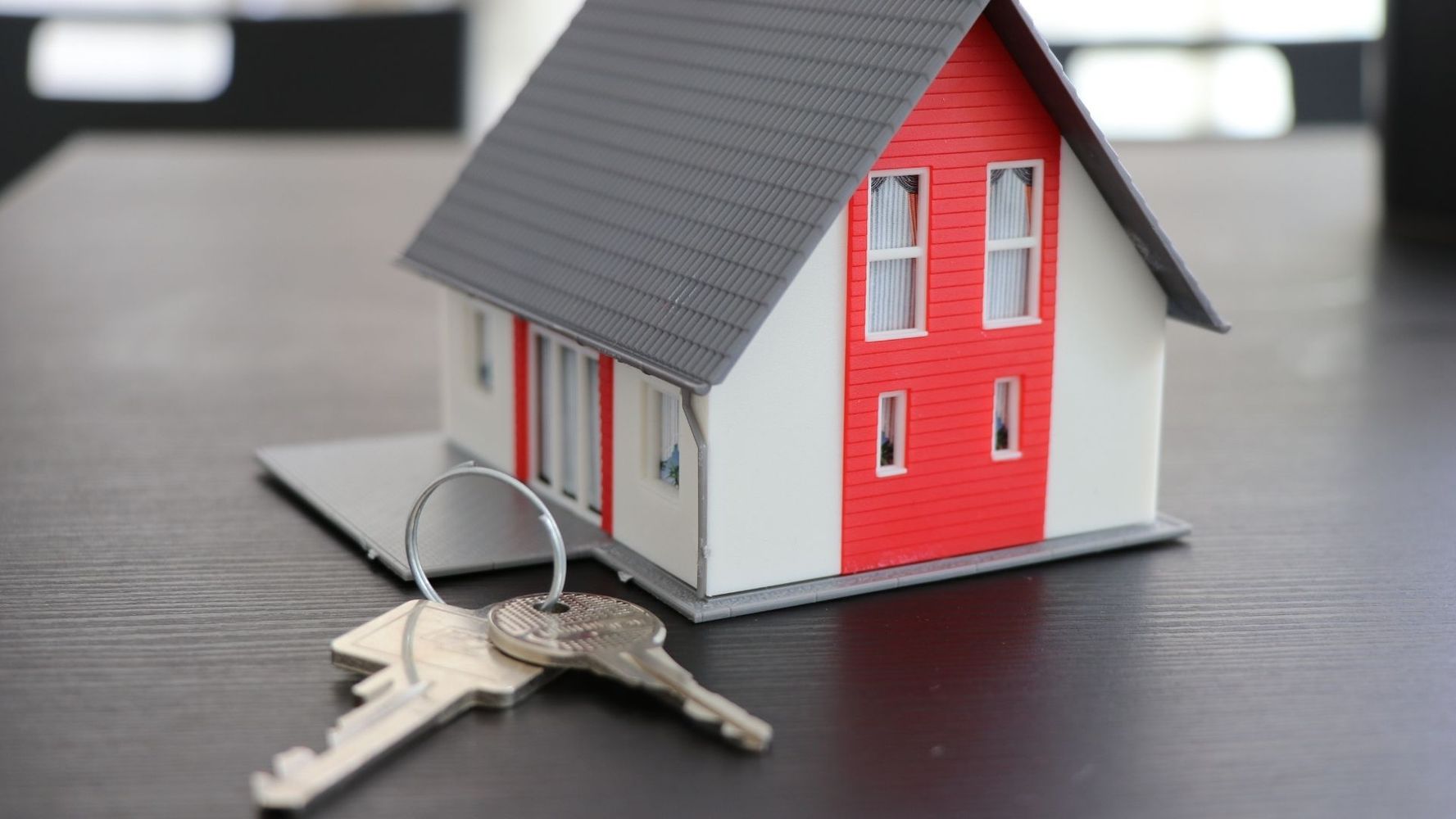 Tiene 24 años y volvió a la casa de sus padres para ahorrar: tres años después logró comprar su departamento