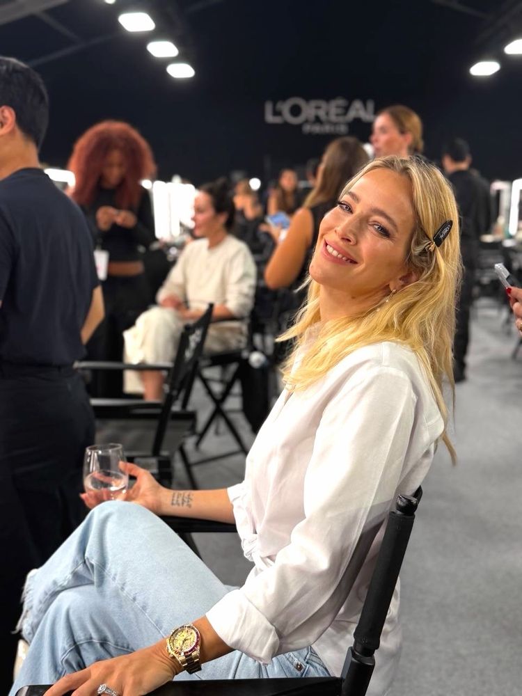Luisana Lopilato deslumbró en el backstage de L'Oréal París y marcó tendencia con un look "effortless chic"