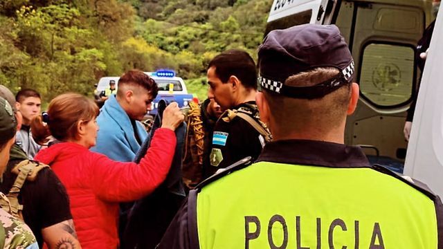 Dos jóvenes que e extraviaron mientras hacían senderismo ya están en un centro de salud.