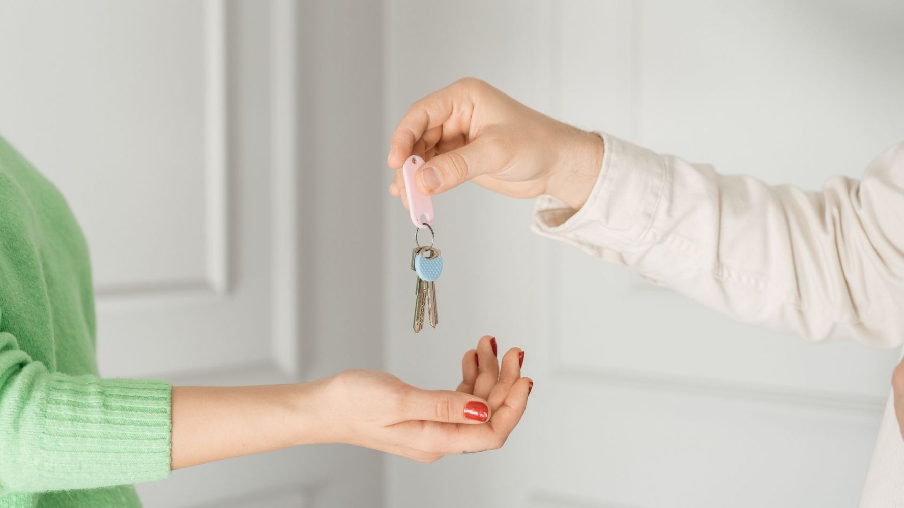 Tiene 24 años y volvió a la casa de sus padres para ahorrar: tres años después logró comprar su departamento