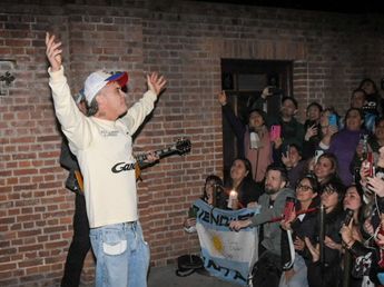 Robbie Williams en Argentina: sorprendió a sus fans con un show acústico en la puerta del hotel donde se hospeda