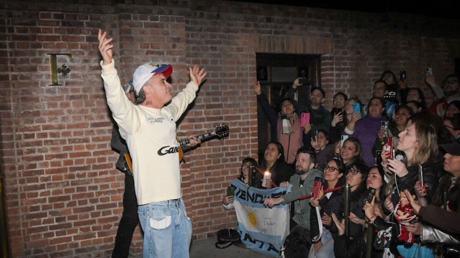 Robbie Williams en Argentina: sorprendió a sus fans con un show acústico en la puerta del hotel donde se hospeda
