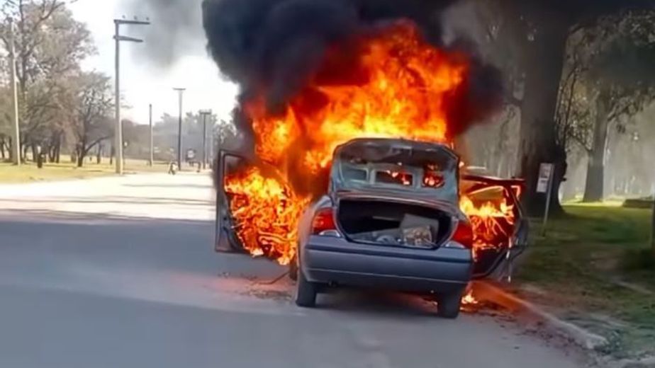Arroyito: se produjo un incendio en un vehículo que lo destruyó en su totalidad
