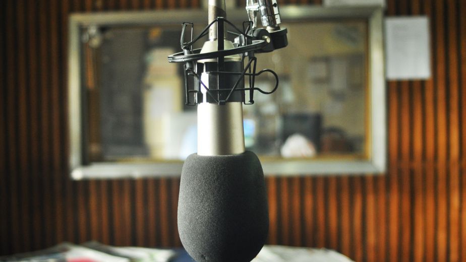 Murió un reconocido periodista tras permanecer nueve días internado: hay un joven detenido