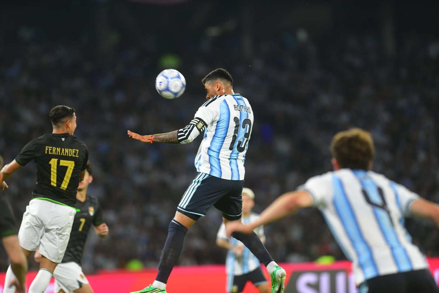 Cuti Romero y su gol, el tercero, en el 4-0 de Argentina ante Bolivia.