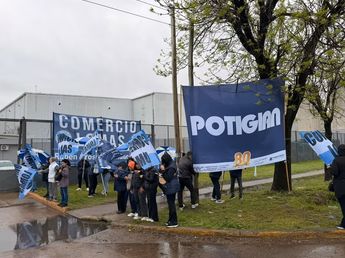 Una distribuidora de golosinas despidió a 95 trabajadores en Esteban Echeverría: protesta en la puerta de la planta